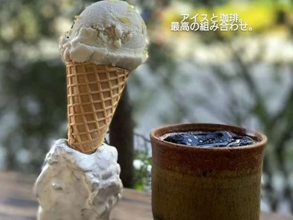 アンティークスタンドとアイスクリームの画像