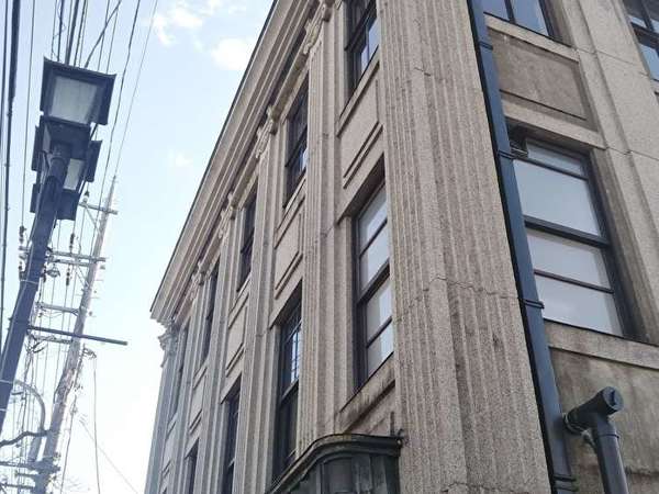歴史ある建物でいただくコーヒーとスイーツの画像