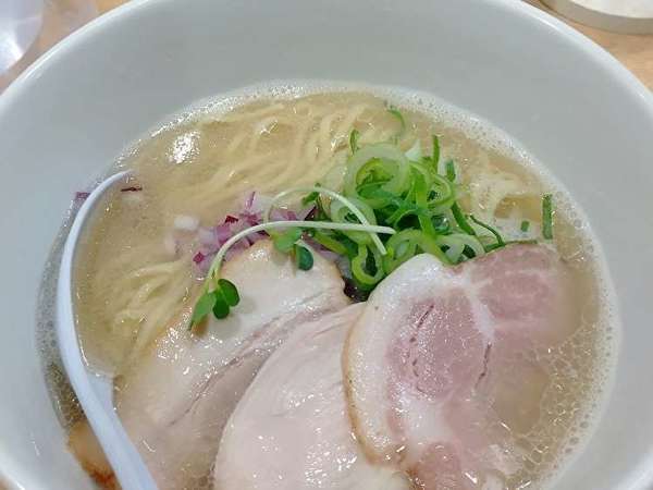 貝出汁のうまみたっぷりラーメンの画像