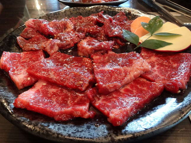 お皿に乗った肉