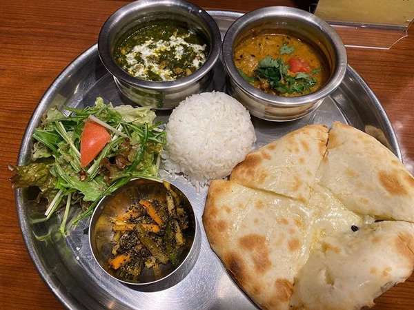 チーズクルチャがたまらない！大人気のインドカレーの画像
