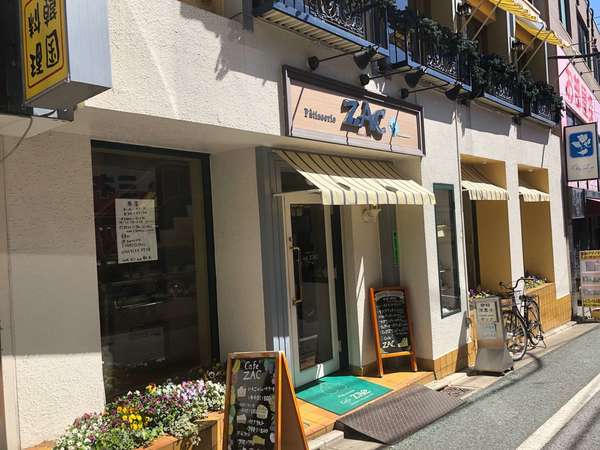 駅近のティールームで自家製ケーキの画像
