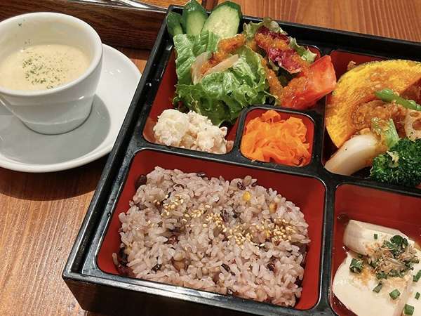お洒落なカフェで美味しい食事をの画像