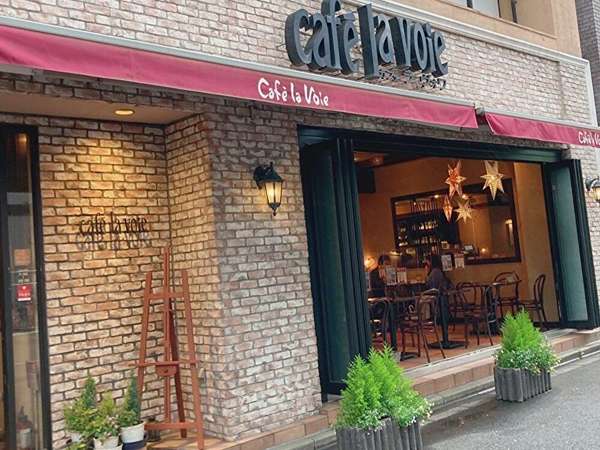 新宿西口近くのオープンカフェでランチの画像