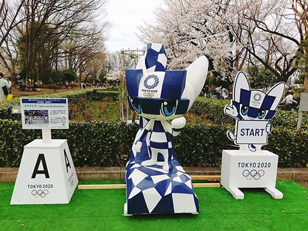 東京2020馬術競技の障害物が展示されていますの画像