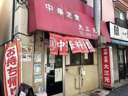 裏道には気になるお店が並んでる