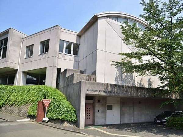 女子大のキャンパスで健康ヨガの画像