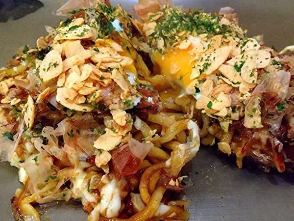 昭和レトロな空間で食べるお好み焼きの画像