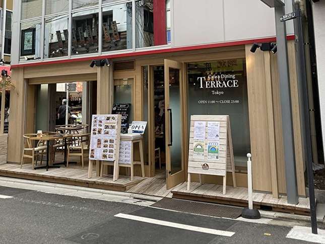 お店の外観、メニューや席が並んでいる