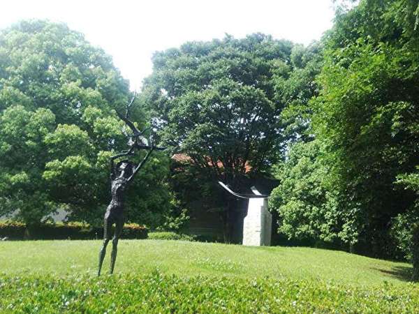 緑溢れる歴史ある公園の画像