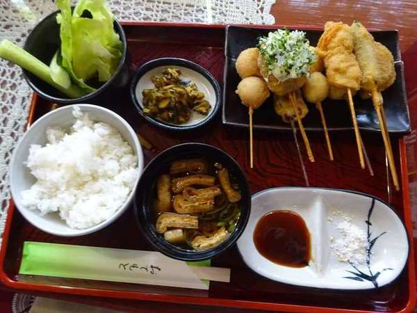 民芸調の店内で味わう絶品の串揚げ料理の画像