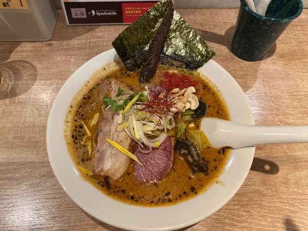 野菜たくさん！彩りが美しいスパイスラーメンの画像