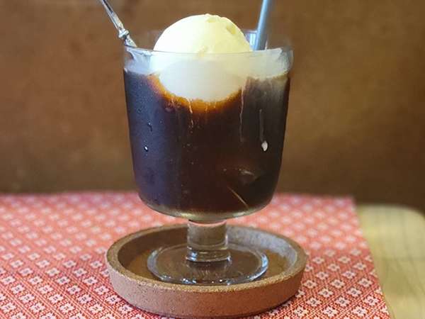 夏の暑い日にコーヒーフロートの画像
