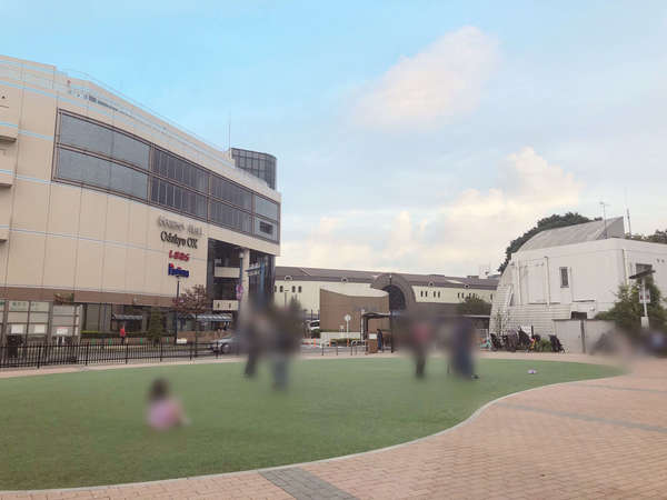 人工芝が広がるえきまえ広場の画像