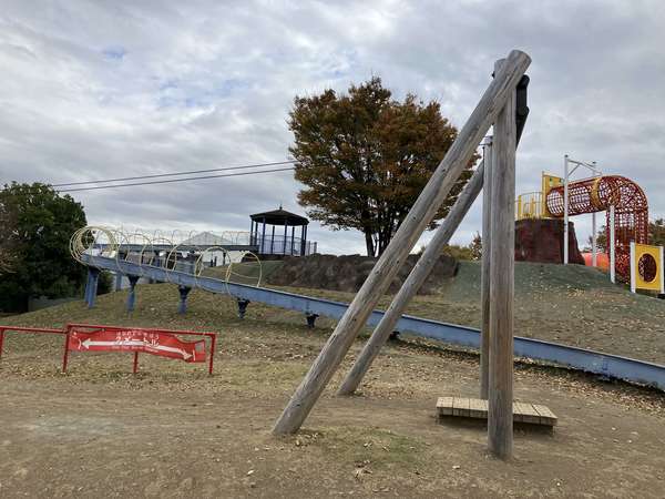 ローラーすべり台のある公園の画像