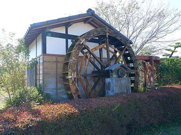 水車のある公園の画像