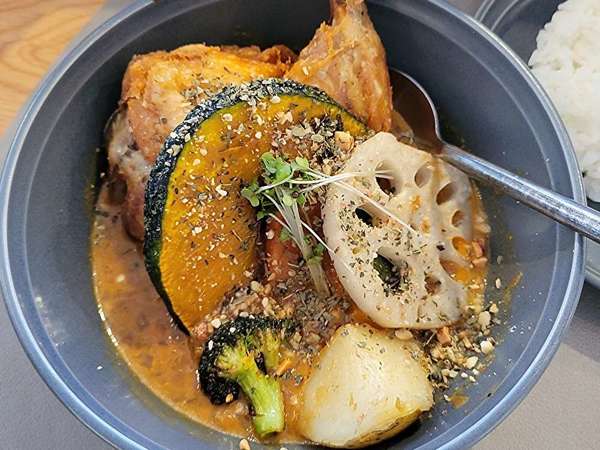 いつも満席のスープカレーのお店の画像
