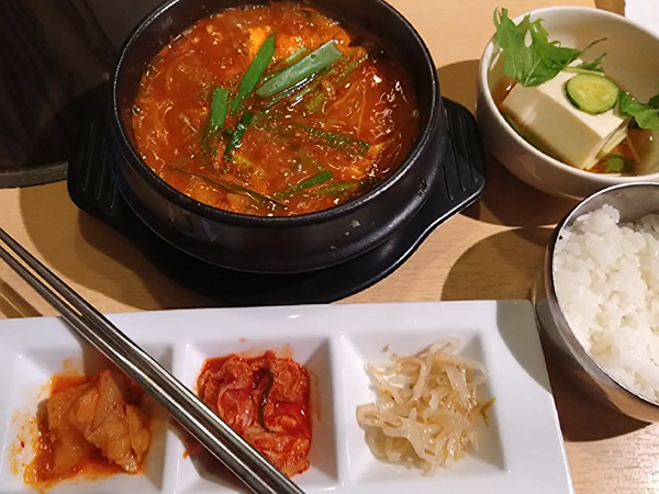 大人気の韓国ランチの画像