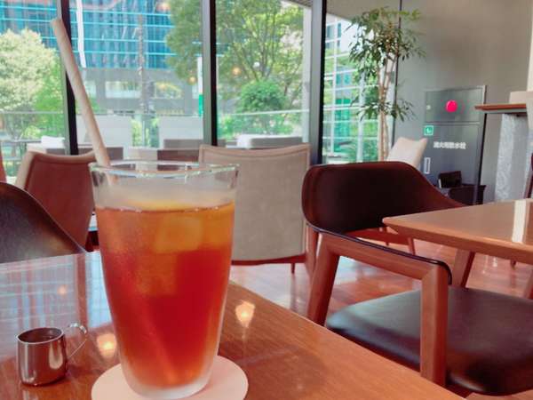 西新宿の街路樹に囲まれた「カフェテラスロイ」の画像