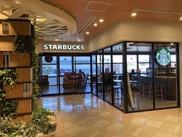 バスロータリーが見えるスタバの画像