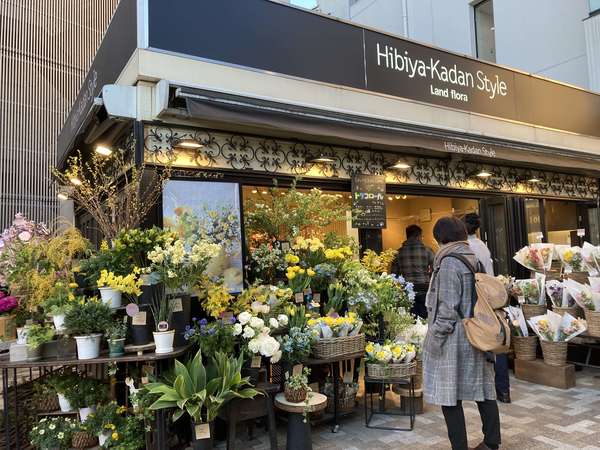 駅前の広々お花屋さんの画像