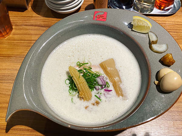 白いオシャレな絶品鶏白湯ラーメンの画像