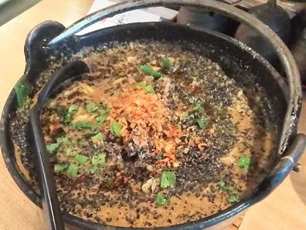 熱々の鉄鍋で食べる黒胡麻担々麺！旨い！！！