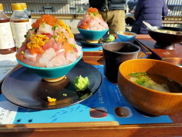 豪快なお刺身丼が楽しめる「とと丸食堂」の画像