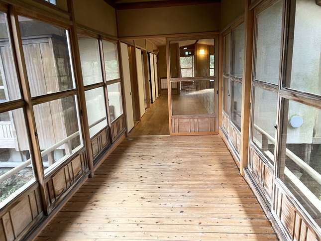 箱根の昭和初期の建物でうどんを堪能