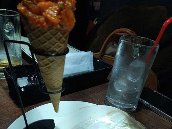 おしゃれな店内と食事の画像