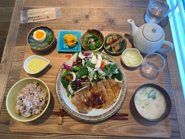 野菜盛りだくさんのランチが美味しいカフェの画像