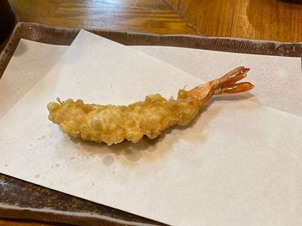 カウンターでいただく揚げたて天ぷらランチの画像