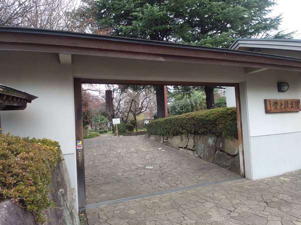 静かな庭園での画像