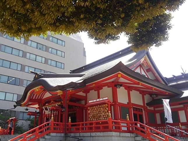 新宿駅から徒歩圏内！都会に鎮座する見どころたっぷりの「花園神社」