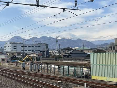 駅のホームから見える雄大な富士山