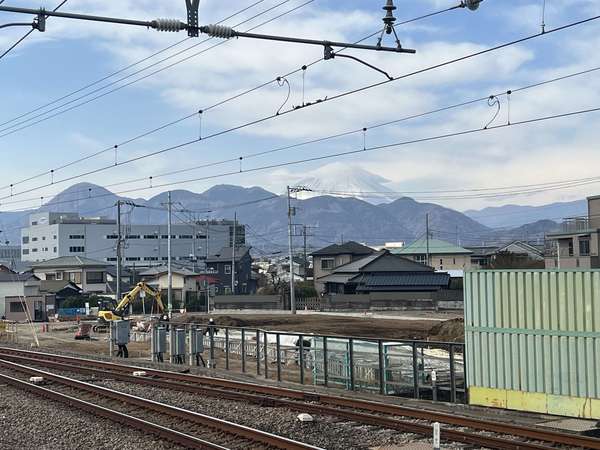駅のホームから見える雄大な富士山の画像