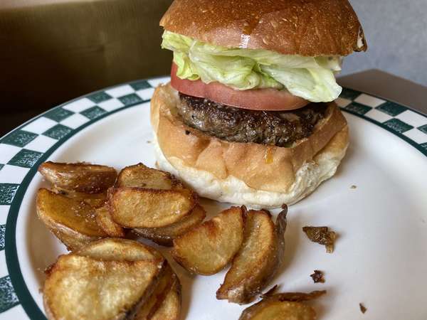 日曜昼下がりのビールとハンバーガーの画像