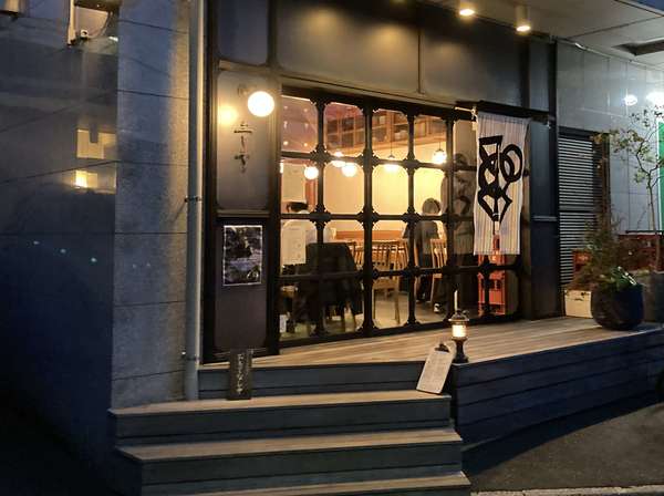 素晴らしい青魚と日本酒の画像