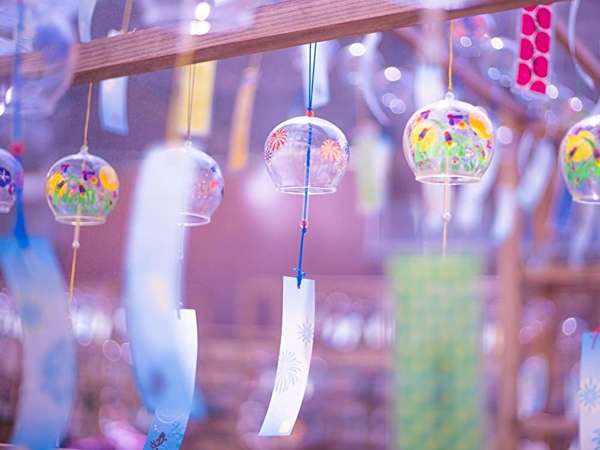 涼しげな風鈴がお出迎え！見てよし、聞いてよしの「西口風鈴まつり」の画像
