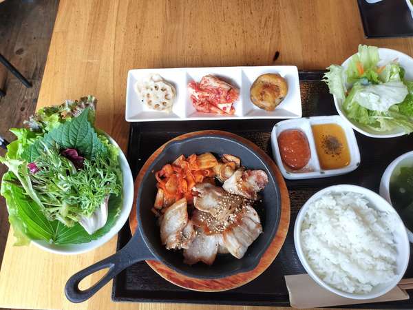 ボリューム満点！1000円以下サムギョプサルランチの画像