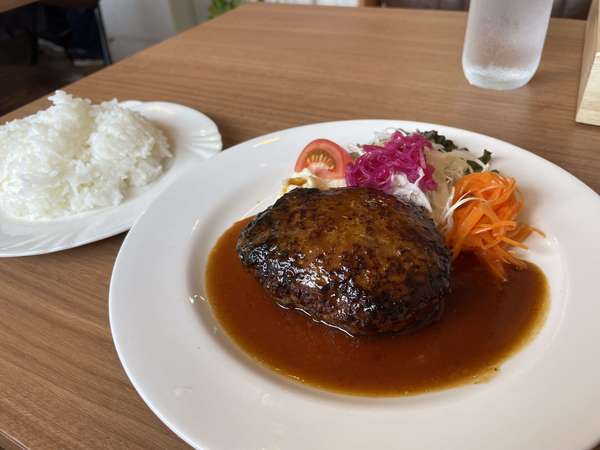 町の小さな洋食屋さんの画像