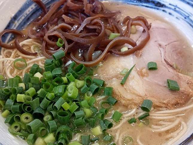 細麺にスープがよく絡む博多ラーメン