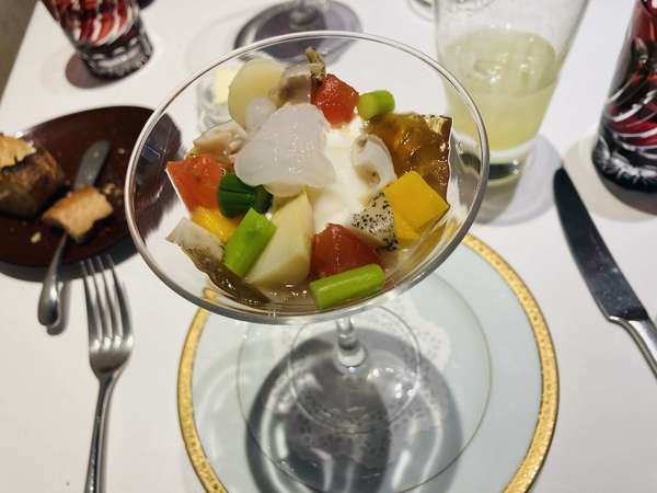沢山の料理から選べるフレンチレストランのランチの画像