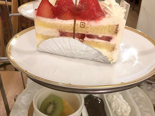 お皿にのったショートケーキ