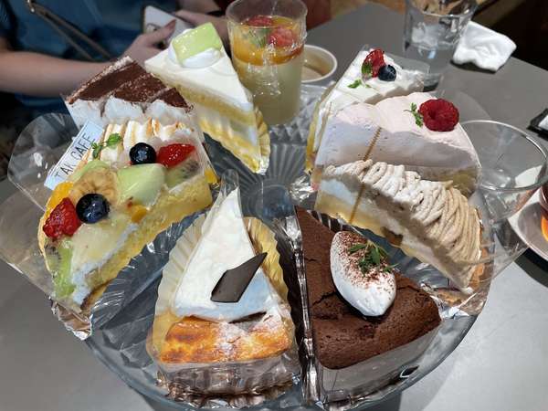 ランチセットのケーキが豪華ですの画像