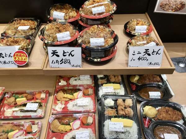 お惣菜やお弁当がずらりの画像