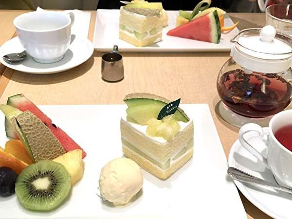 旬のフルーツを使用したデザートの画像
