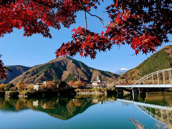 紅葉と湖と富士山を眺めよう！秋の「丹沢湖」の画像