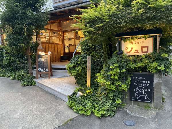 本に囲まれた大人カフェの画像