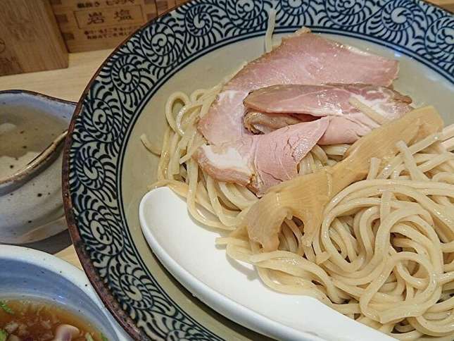 昆布水で麺のうまみを楽しむラーメン